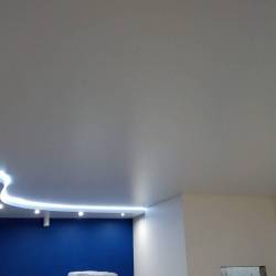 Двухуровневый потолок с подсветкой на кухне
